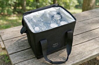 「ファスナーなし、1秒で開く」しかも“48時間後も氷が残る”保冷力も搭載。マグネット開閉の新クーラーを発見