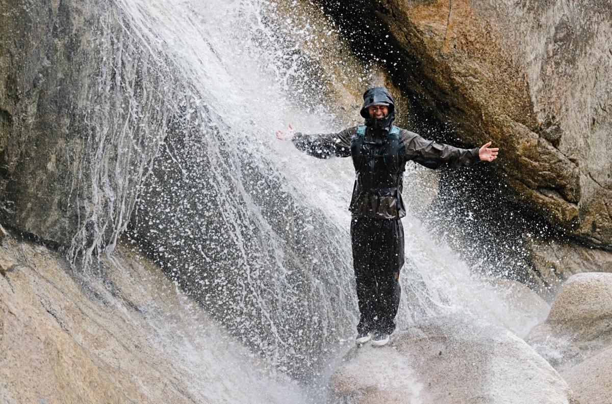 「豪雨でも蒸れない！」“突然降っても”大丈夫。進化したマウンテンハードウェア名作で、梅雨の準備を