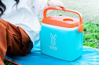 「天気いいし外に行くか」DOD新作は、“これくらい軽いクーラーが一番かも”と思わせる手軽さ。