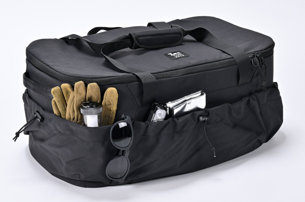 ぐるっと囲む「とりま入れちゃえ」収納が秀逸。“ゼインアーツ”の新コンテナバッグがカッコいい…！