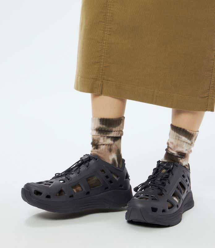 ザ・ノース・フェイス「リ アクティブ スニーカー」を履いた女性の足元