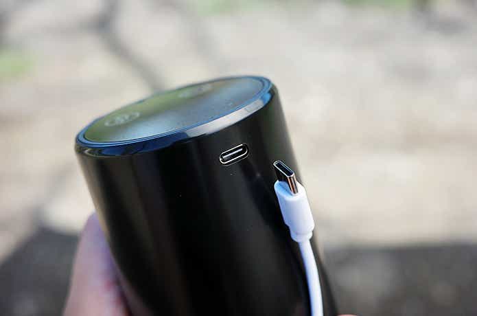 電動ポンプの充電ポートとケーブル