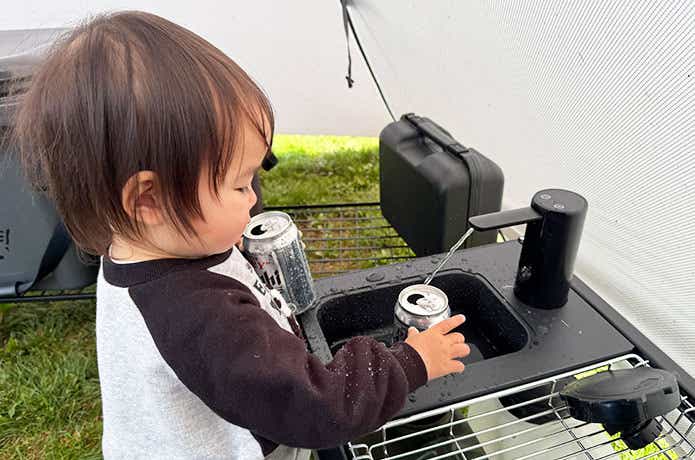 子供がIGTシンクで水遊びする様子
