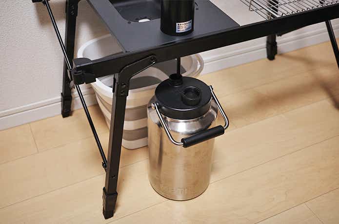 給水ホースを差し込んだお湯の入ったジャグ