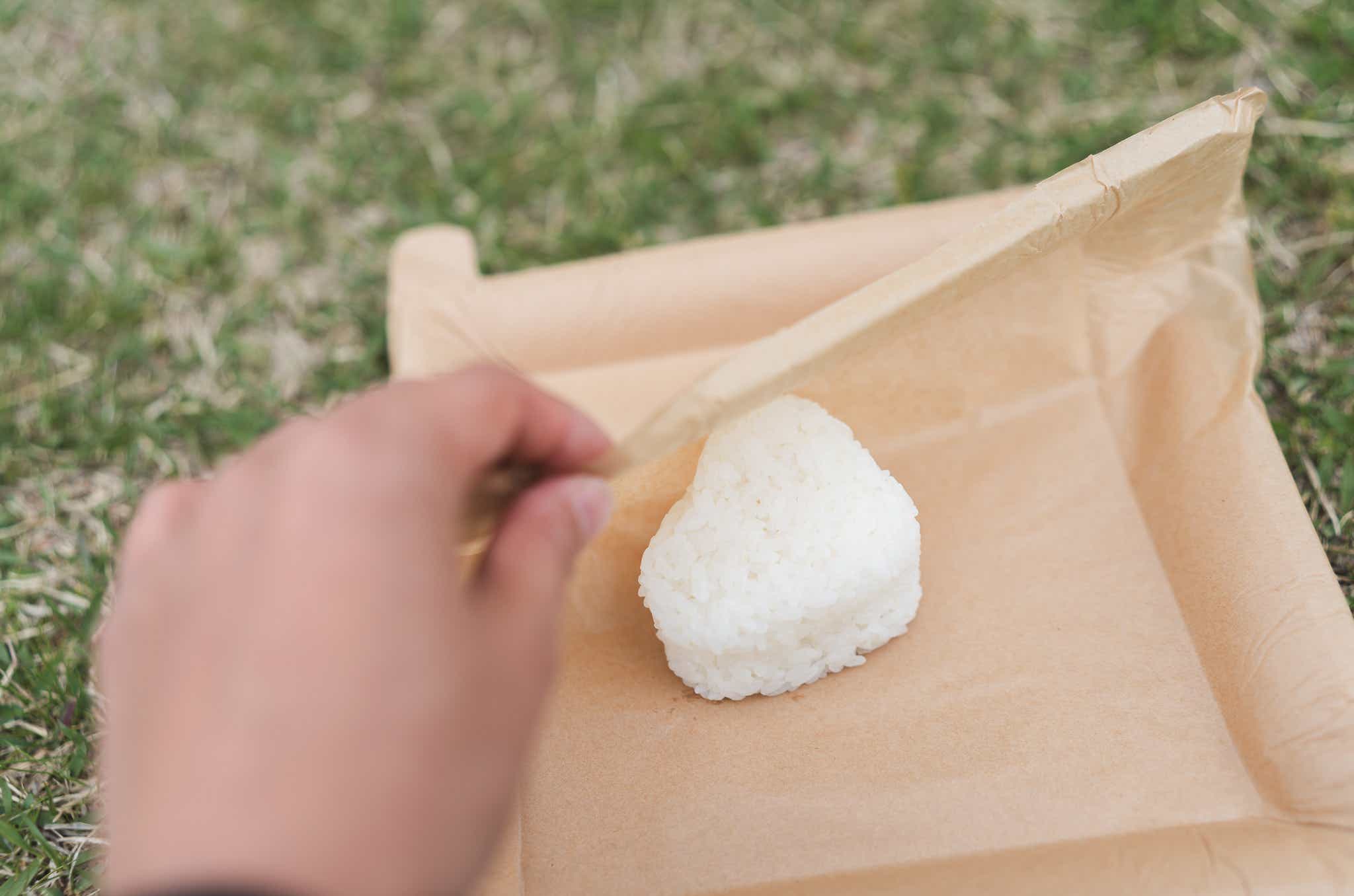 ピールプレート　おにぎりを包む