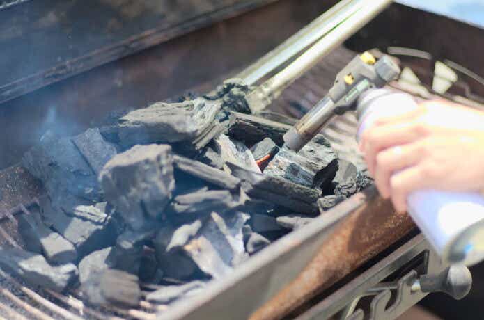 ガスバーナーで火おこし