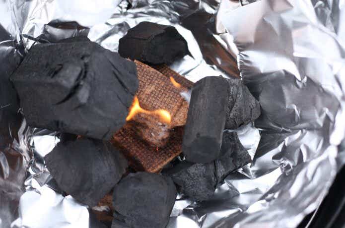 着火剤に火をつける