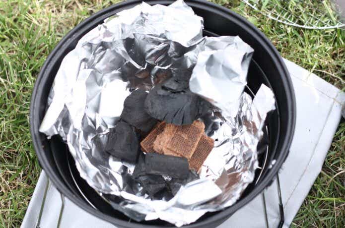 着火剤を隅の下に置く