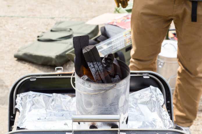 火起こし機で炭に火をつける