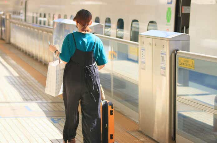 荷物で両手が塞がっている女性