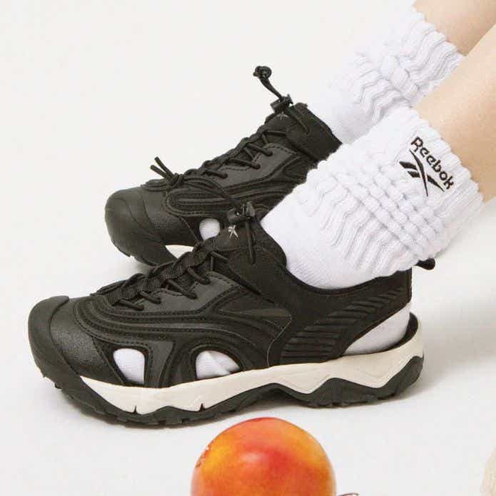 リーボック「スニーカーサンダル ハイフリッパー」を履いた女性の足元