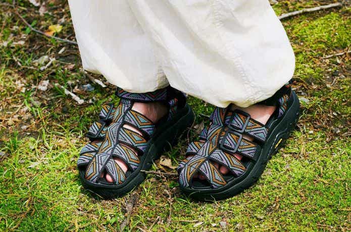 SHAKA「HIKER VB」を履いた女性の足元