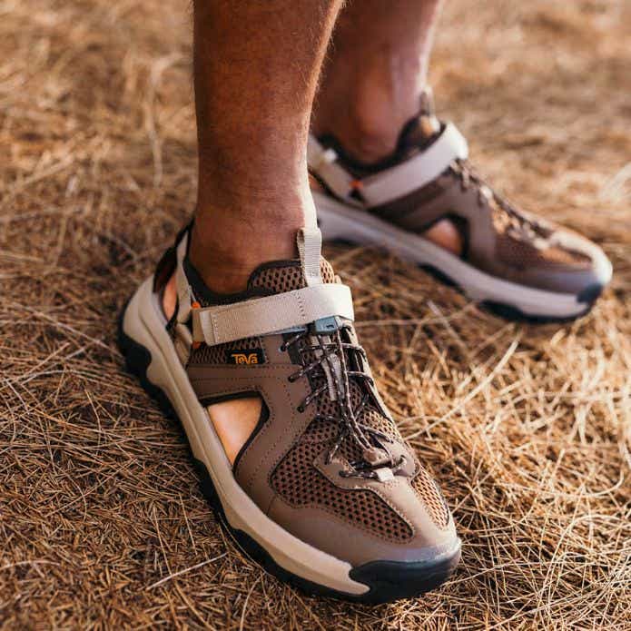 Teva「HURRICANE XLT3 CT」を履いた男性の足元