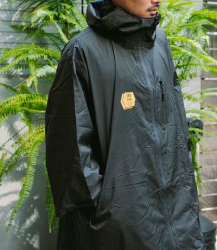 UNBY「KiU Rain Poncho UNBY別注 レインポンチョ」を着用した男性