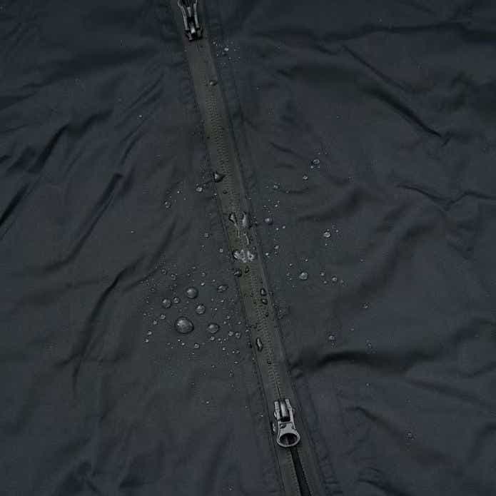 UNBY「KiU Rain Poncho UNBY別注 レインポンチョ」が雨を弾く