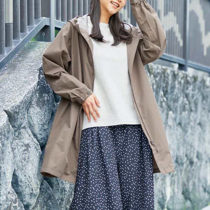 ワークマン「ソロテックス(R)使用バッグインレインコート」を着た女性