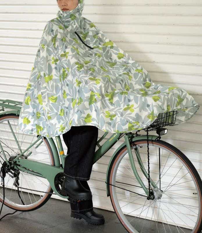 Wpc.「チャリーポンポン」で自転車の前カゴを覆う女性