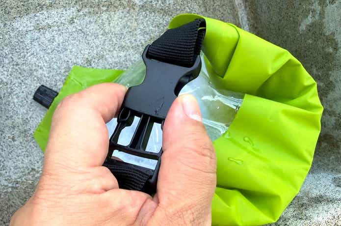 AWAT「シャカシャカウォッシュバッグ」バックル留める