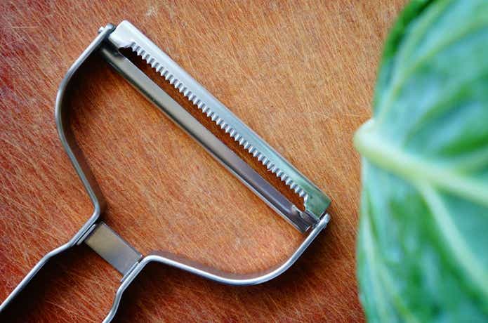 キャベツと無印良品のキャベツ用千切りピーラーの刃