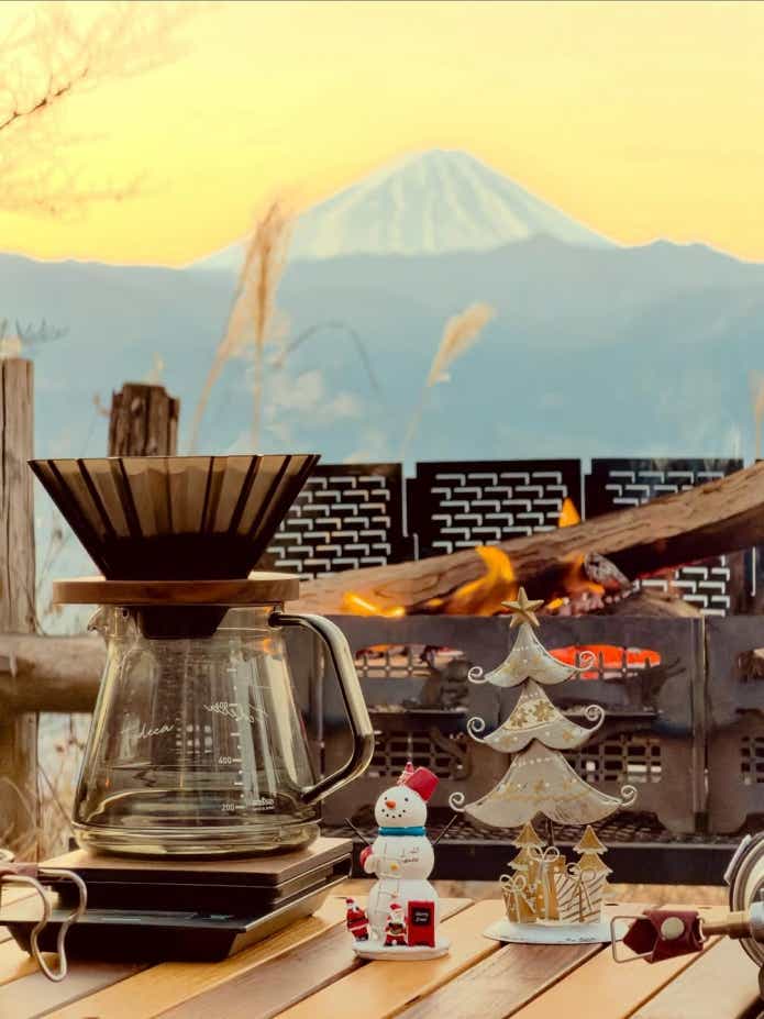 焚き火越しに絶景を眺めてコーヒーを淹れているところ