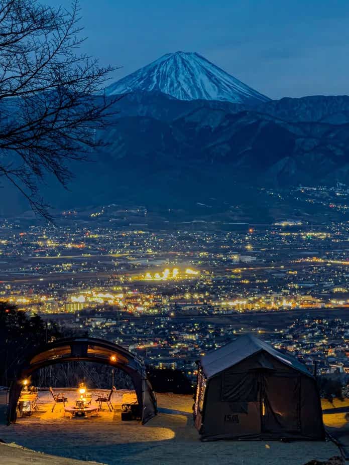 美しい夜景の中でキャンプしている風景