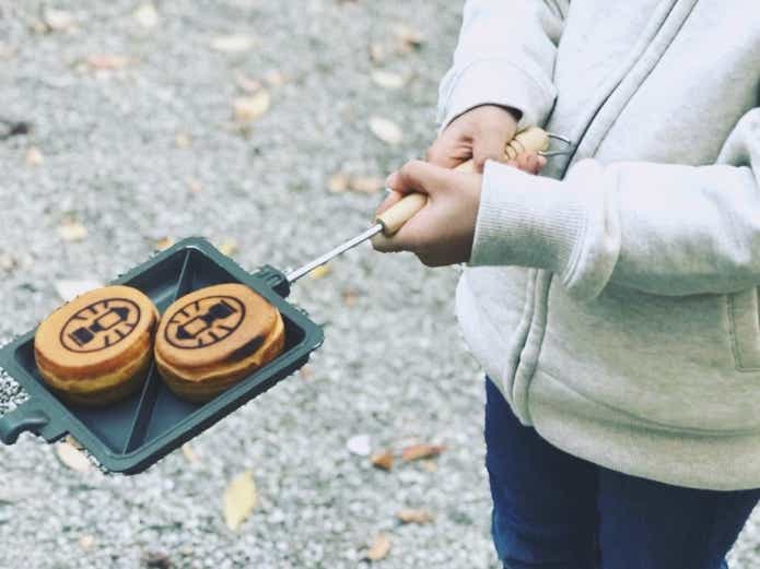 ホットサンドメーカーを持っている子ども