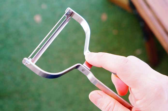 キャベツと無印良品のキャベツ用千切りピーラー