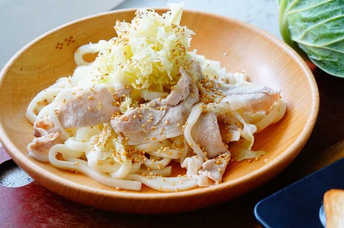 冷しゃぶ冷やしうどんに、千切りキャベツをオン
