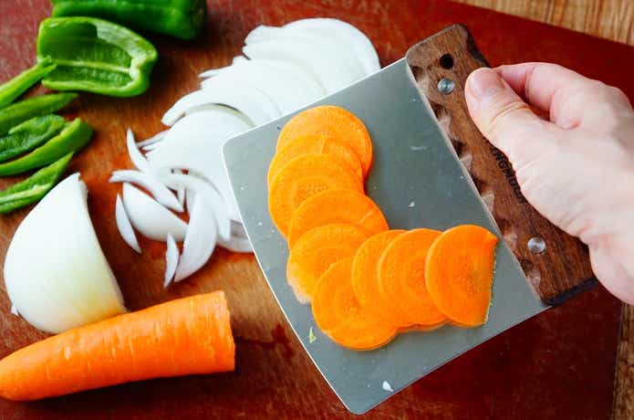 キャンピングムーンのスクレーパーでカットした野菜をすくい上げている
