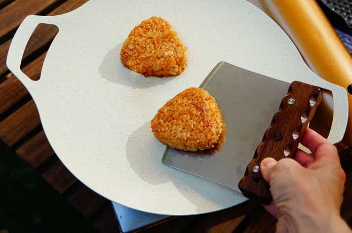 焼きおにぎりをキャンピングムーンのスクレーパーですくう様子