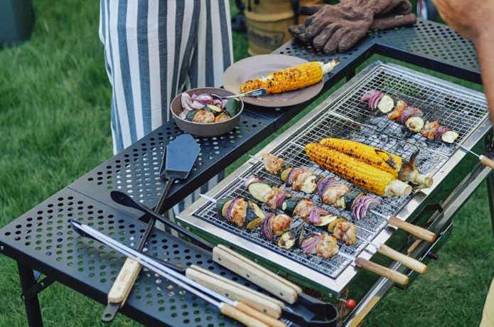 コールマン 3ウェイ バーベキューテーブルセットを囲んでBBQ