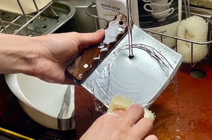 キャンピングムーンのスクレーパーを水洗いしている様子