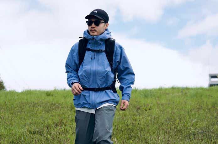アウトドアキャップを被ってトレッキングする男性