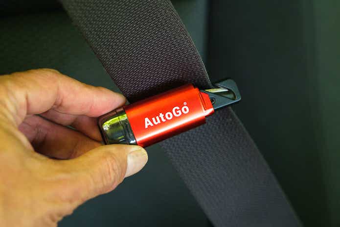 autogoをシートベルトに当てる