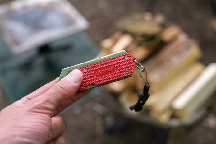 zippoのマルチ着火ツールを持つ