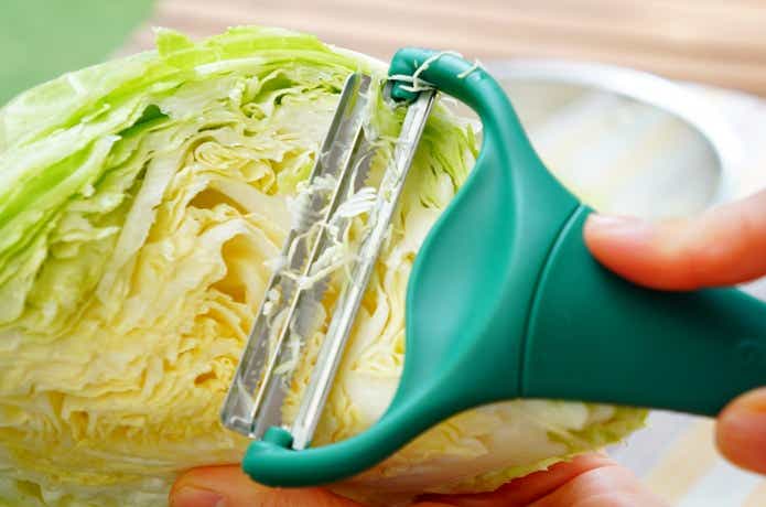 ののじキャベピィMAXでキャベツをスライスしている