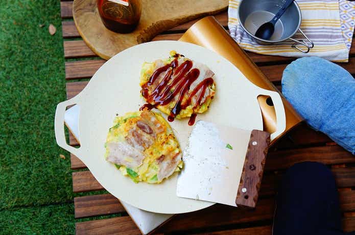 グリドルで焼いたお好み焼きとキャンピングムーンのスクレーパー