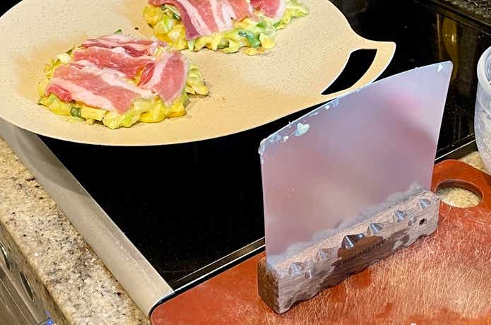 キャンピングムーンのスクレーパーを調理中点立てている様子