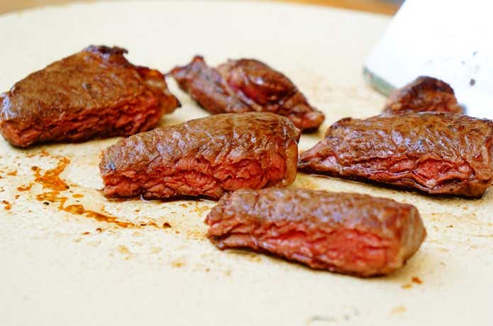 キャンピングムーンのスクレーパーでカットしたステーキ肉