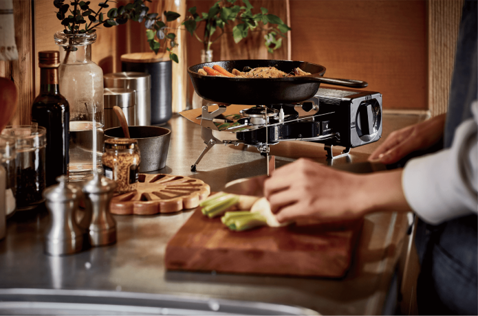フォールディングキャンプストーブで料理をしている様子