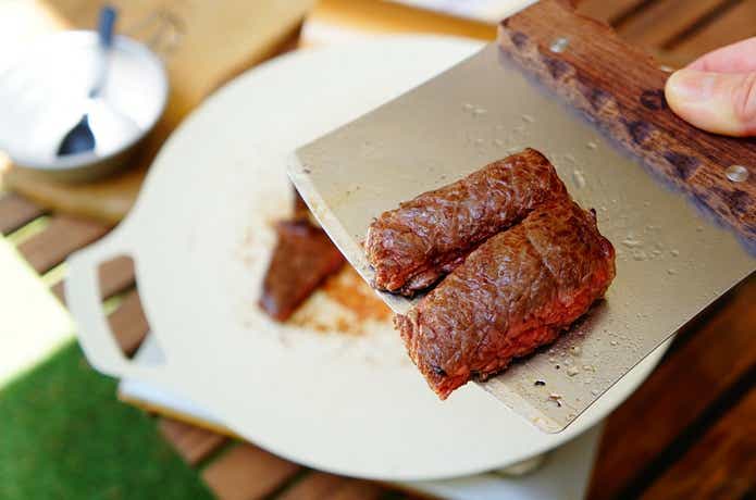 キャンピングムーンのスクレーパーで、ステーキ肉をすくい上げている様子