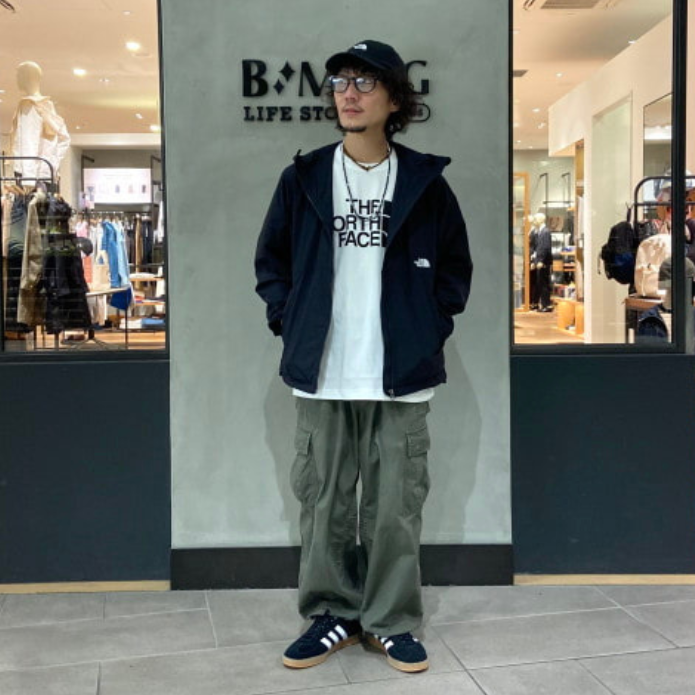 ネイビーコーデのまとめ役にアウトドアキャップを取り入れるコーデ