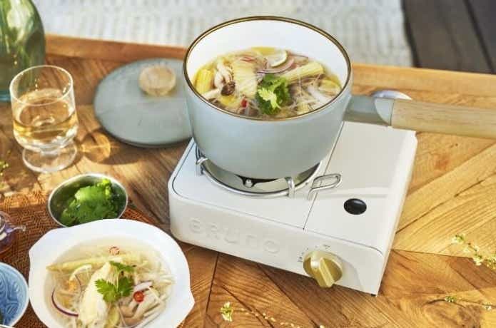 カセットコンロミニで料理をしている様子