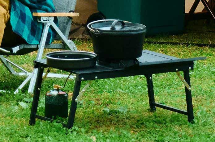 コールマン フラットテーブル/60（ブラック）にガスバーナーをセットしてダッチオーブンで料理