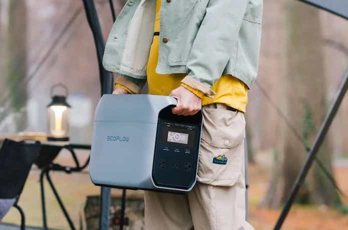 ポータブル電源を体の前で両手で持っている人