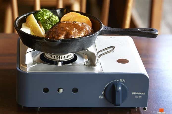 カセットコンロ ミニでハンバーグを焼いている様子