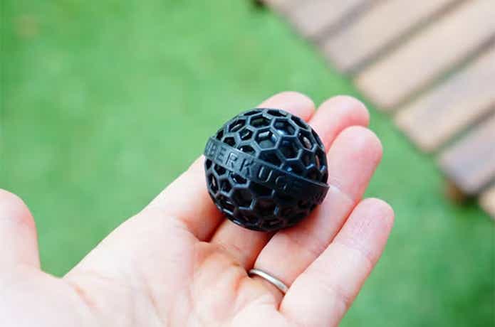 ザウバークーゲル「ボールクリーナー」_手のひら