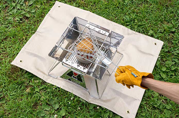 ロゴス「焼きおにぎり器」焚き火で炙る