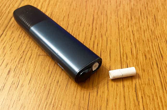 チタンマニア「つまようじ」で折れたタバコを取り出す