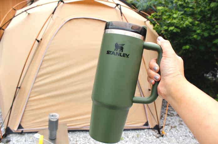 スタンレーを手で持っている